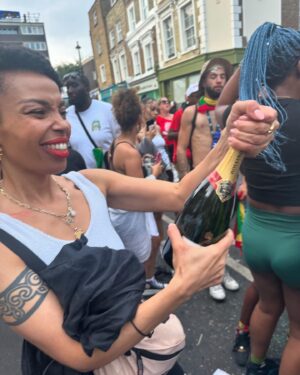 Emma Dabiri Instagram - Netty Netty if you can’t stand the diggin, gimme back mi shillin 🇹🇹 

Some buzz, top craic, despite boss man fleecing us and getting rich off the spoils of our labour. 

Ps yes there is seaweed on my teeth, I ate some onigiri and wha’