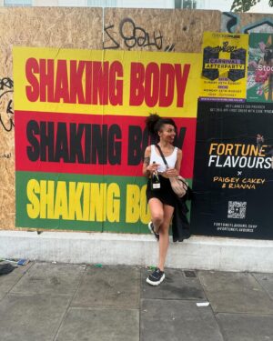 Emma Dabiri Instagram - Netty Netty if you can’t stand the diggin, gimme back mi shillin 🇹🇹 

Some buzz, top craic, despite boss man fleecing us and getting rich off the spoils of our labour. 

Ps yes there is seaweed on my teeth, I ate some onigiri and wha’