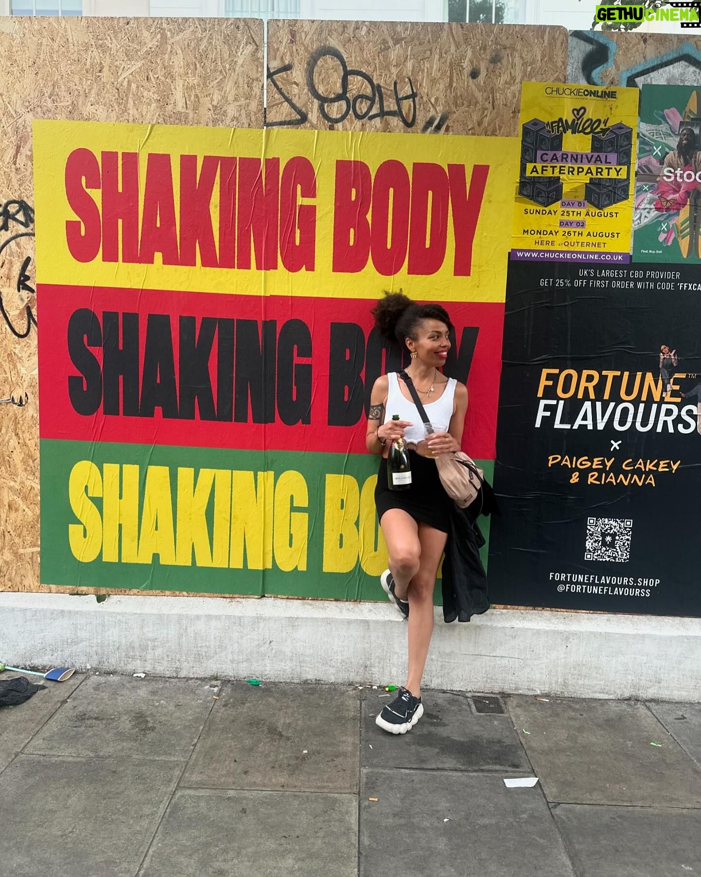 Emma Dabiri - 3K Likes - Netty Netty if you can’t stand the diggin, gimme back mi shillin 🇹🇹
Some buzz, top craic, despite boss man fleecing us and getting rich off the spoils of our labour.
Ps yes there is seaweed on my teeth, I ate some onigiri and wha’