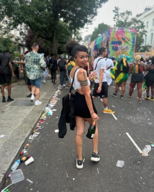 Emma Dabiri Instagram - Netty Netty if you can’t stand the diggin, gimme back mi shillin 🇹🇹 

Some buzz, top craic, despite boss man fleecing us and getting rich off the spoils of our labour. 

Ps yes there is seaweed on my teeth, I ate some onigiri and wha’