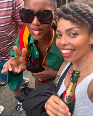 Emma Dabiri Instagram - Netty Netty if you can’t stand the diggin, gimme back mi shillin 🇹🇹 

Some buzz, top craic, despite boss man fleecing us and getting rich off the spoils of our labour. 

Ps yes there is seaweed on my teeth, I ate some onigiri and wha’