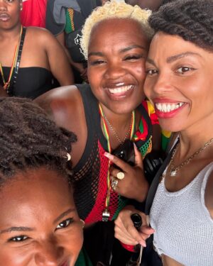 Emma Dabiri Instagram - Netty Netty if you can’t stand the diggin, gimme back mi shillin 🇹🇹 

Some buzz, top craic, despite boss man fleecing us and getting rich off the spoils of our labour. 

Ps yes there is seaweed on my teeth, I ate some onigiri and wha’
