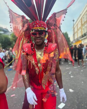 Emma Dabiri Instagram - Netty Netty if you can’t stand the diggin, gimme back mi shillin 🇹🇹 

Some buzz, top craic, despite boss man fleecing us and getting rich off the spoils of our labour. 

Ps yes there is seaweed on my teeth, I ate some onigiri and wha’