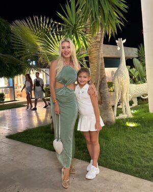 Enise Ütük Instagram - Family love 🤗💞🥳