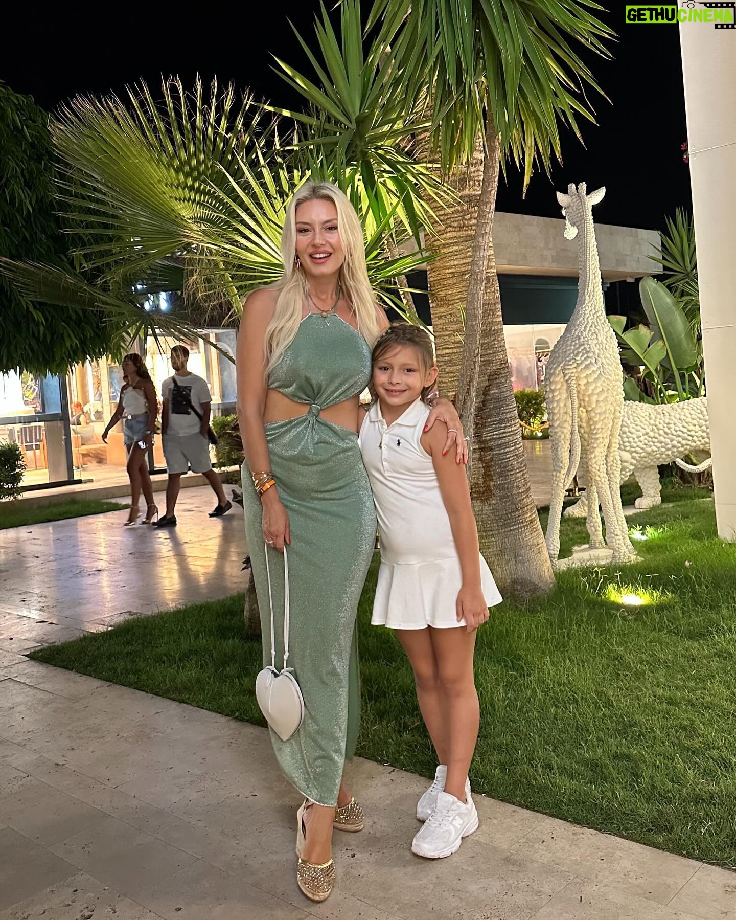 Enise Ütük - 2.4K Likes - Family love 🤗💞🥳