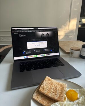 EnjoyPhoenix Instagram - Weekly Dump ( le retour ) 🎞️

1. Hair is doing a good job 🔥
2. Après la baston, je vais voir Oasis 🥲
3. Le mealprep ça rigole pas ici 🌮
4. Trop fière de ma team @po.agency et surtout @carine.frndz 🤝🏻
5. Jelly et moi sous la pluie ☔️
6. Partner in Brunch 🍵
7. Le taxi qui s’est foutu de ma gueule (j’ai payé 254€)
8. On fait la rentrée avec @samueletienneofficiel sur @maviepro.media 🎥