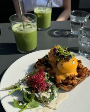 EnjoyPhoenix Instagram - Weekly Dump ( le retour ) 🎞️

1. Hair is doing a good job 🔥
2. Après la baston, je vais voir Oasis 🥲
3. Le mealprep ça rigole pas ici 🌮
4. Trop fière de ma team @po.agency et surtout @carine.frndz 🤝🏻
5. Jelly et moi sous la pluie ☔️
6. Partner in Brunch 🍵
7. Le taxi qui s’est foutu de ma gueule (j’ai payé 254€)
8. On fait la rentrée avec @samueletienneofficiel sur @maviepro.media 🎥