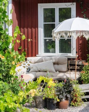Erika Åberg Instagram - Min ena syster och hennes familj har vuxit ur sitt torp, så det kommer snart att säljas. Är du eller någon du känner på jakt efter ett charmigt torp med uthus och trädgård, tre mil norr om Gävle - missa inte det här! Det ligger som ”Kommande” på Hemnet och adressen är Storvadsbrovägen 5, Bergby, Gävle kommun.

Alla bilder 📸 Länsförsäkringar Fastighetsförmedling