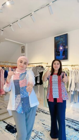 Errina GD Instagram - Sebotol apa segalon beb? #besty #bebeb #lenshan #erpen #bebebkocak