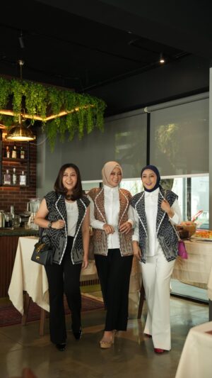 Errina GD Instagram - Hangout with my Bestie🌸
Pastinya kembaran pakai koleksi terbaru Vest “SAKURA”. Vest ini memang semewah itu untuk setiap acara kamu, mau hangout, buat kekantor ataupun pergi jalan-jalan sama keluarga pastinya cantikk dan kelas banget!! 

Dapatkan segera sekarang!!

WhatsApp 081188811183
Shopee, Tokopedia, Tiktok : Lenshan.id
Link pemesanan tersedia di bio!!