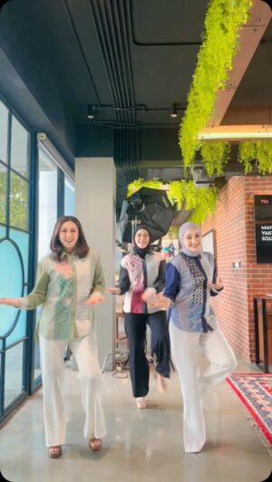 Errina GD Instagram - Morning…. 🎶💕
Bahagia selalu with @erringracesita @lisdaoxalis