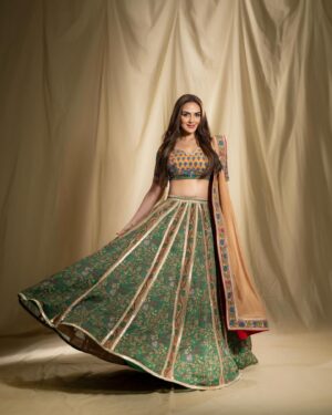 Esha Deol Instagram - 🧡🤍💚

Photography @deepak_das_photography 
HMU @tulsi5solanki @fatima_dsouza 
Wearing @houseofneetalulla @neeta_lulla 
Clutch @oceana_clutches 

#india #indian #indianfashion #indianwomen #photooftheday #sustainablefashion #independenceday #eshadeol #desi #vibes #love #gratitude ♥️🧿