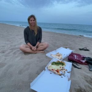 Ester Ledecká Instagram - Picnic on the beach🍕🌊

STR