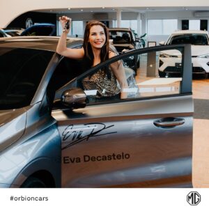 Eva Decastelo Instagram - Máme pro vás velkou novinu! 💥 Ambasadorkou Orbion Cars se nově stává oblíbená moderátorka a herečka @decasteloeva! 🥳 Evi, vítej v našem týmu a těšíme se na společnou spolupráci! 🤝

#orbioncars #orbion_cars #MG #MGcar #MGdealer #evadecastelo #eva_decastelo #spoluprace #ambasadorka #MG3 #MG3hybrid #predani #predanivozu