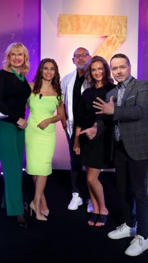 Eva Decastelo Instagram - Hvězdně zábavná soutěž se blíží!🤩
A vy se náramně pobavíte. 😁
Tak nezapomeňte Hvězdná 7 již tento pátek ve 20:05 na #TVB.
