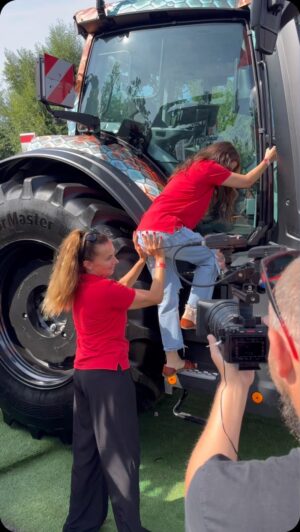Eva Decastelo Instagram - Ještě jedno video s mojí malou na hřišti🙏🤣🤣🤣. 
@decasteloeva 

#play #playing #friends #instagram #instalike #instamood #instagood