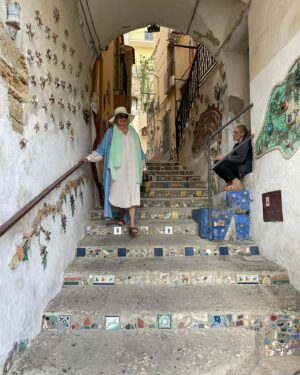 Eva Holubová Instagram - Sciacca! Malebne lazenske mestecko na brehu more. Klidna skromna vecere s prateli a rodinou. Nebo relaxacni tichy pobyt na terase na lehatku. Dekuju @erikasoosova @soosovka @holu_ka @iammatejpaprciak . A dekuju i za @erikasoosova , protoze je zactecnice a jeste to poradne s IG neumi.