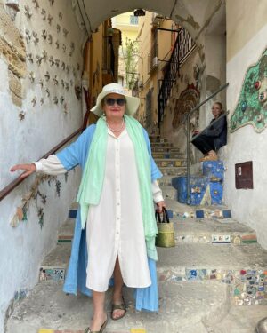 Eva Holubová Instagram - Sciacca! Malebne lazenske mestecko na brehu more. Klidna skromna vecere s prateli a rodinou. Nebo relaxacni tichy pobyt na terase na lehatku. Dekuju @erikasoosova @soosovka @holu_ka @iammatejpaprciak . A dekuju i za @erikasoosova , protoze je zactecnice a jeste to poradne s IG neumi.