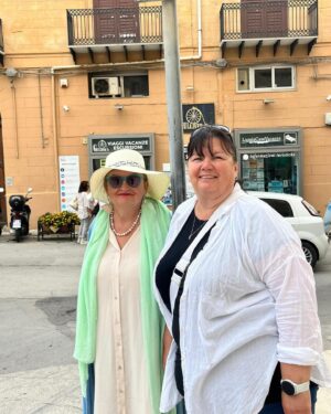 Eva Holubová Instagram - Sciacca! Malebne lazenske mestecko na brehu more. Klidna skromna vecere s prateli a rodinou. Nebo relaxacni tichy pobyt na terase na lehatku. Dekuju @erikasoosova @soosovka @holu_ka @iammatejpaprciak . A dekuju i za @erikasoosova , protoze je zactecnice a jeste to poradne s IG neumi.