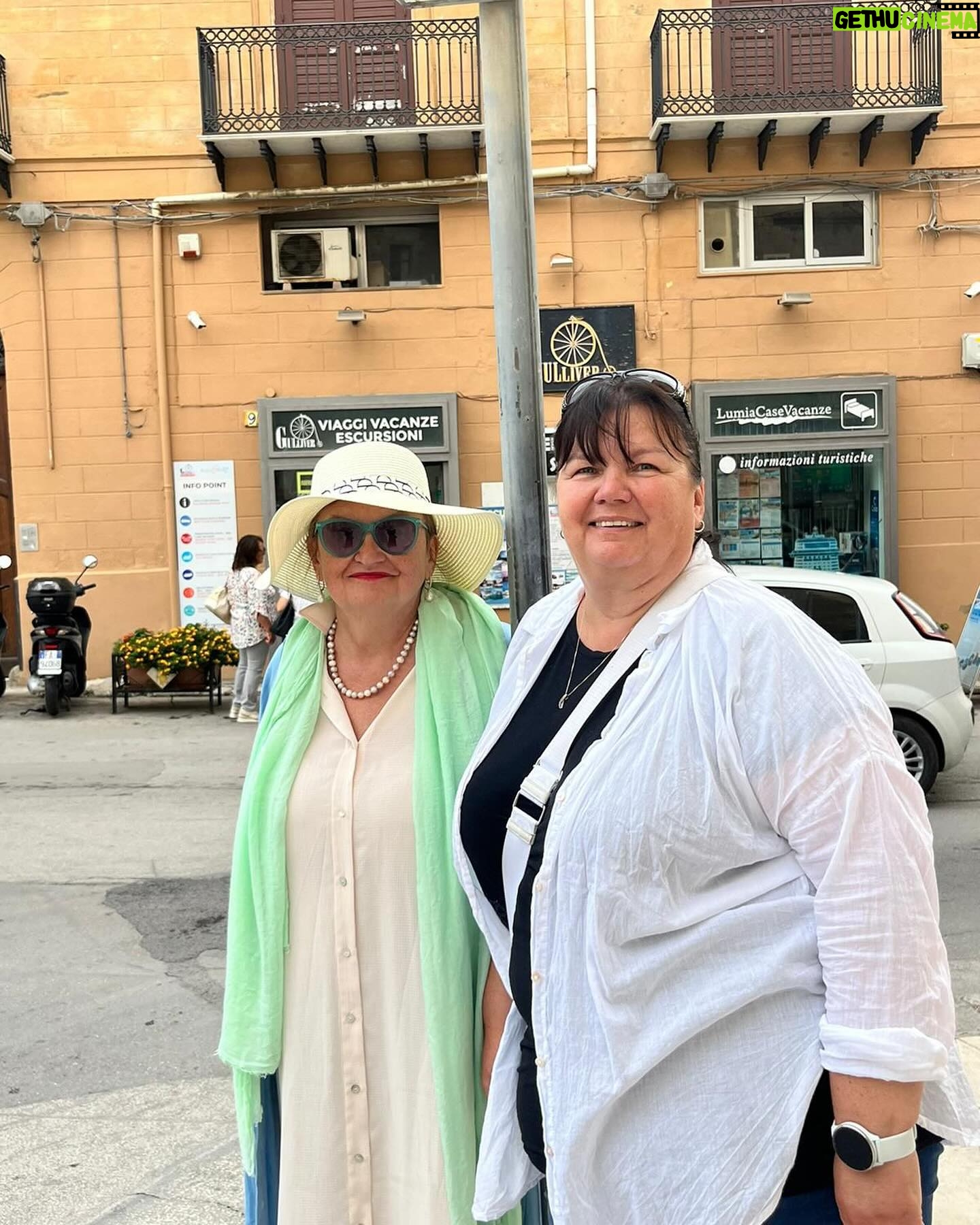 Eva Holubová - 1.4K Likes - Sciacca! Malebne lazenske mestecko na brehu more. Klidna skromna vecere s prateli a rodinou. Nebo relaxacni tichy pobyt na terase na lehatku. Dekuju @erikasoosova @soosovka @holu_ka @iammatejpaprciak . A dekuju i za @erikasoosova , protoze je zactecnice a jeste to poradne s IG neumi.