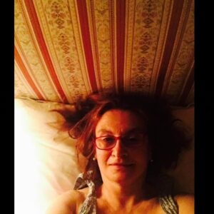 Eva Holubová Instagram - Jakpak je dnes u nas doma? Sledujeme tady s napetim povodnovovou situaci v Cechach a na Morave. Ale i v ostatnich zemich. Uz jsme prispeli aspon financne, kdyz neplnime pytle piskem. Ja vim, lidske zivoty predevsim, ale nemuzu se ubranit dojeti, kdyz vidim zachraneneho pejska, vydesenou kocicku a vdecnou babicku, ktera se slzami dekuje zachranci, ktery se tam pro Micku vratil. Vzdyt je to babiccina nejvetsi pritelkyne. Ja bych vsem tem hrdinum dala vyznamenani. Zachranari , hasici, ale i odvazlivci z rad obcanu u mne maji obrovsky respekt. 🙏❤️🕊😔