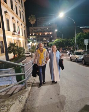 Eva Holubová Instagram - Dobre rano, napsali jste mi do zprav, co vas casto trapi a suzuje. Ja jsem z toho vybrala pro dnesek tema: co delat, kdyz je muj partner porad nasranej, jak se mam zbavit svoji uzkosti, blby nalady, podrazdenosti.. vzdyt se mi vlastne nic nedeje. 

Pozor, nemyslim si, ze jsem DĚD VŠEVĚD nebo Chytra horakyne. Napisu, co si myslim a jak to oraktikuju ja. Mam velkou vyhodu ve vire. Nevim, jestli se modlim spravne , jak se ma, ani nevim, jak se ma, v tomto budu chyba v systemu. Moje vira vychazi z judaismu a krestanstvi, Buh neni pro mne podstatne jmeno, neperzonifikuju si ho, je neuchopitelny pro mou mysl , jako nekonecno a vecnost. Presto v neho verim natolik, ze k nemu mohu mluvit. Je to dar. A to je pro mne modlitba. Zacinam prosbou, at mne neuvede v pokuseni malovernosti, alibismu, zavisti, zarlivosti. Prosim i o dar velkorysosti a odpusteni, to jde hur, ale ochutnala jsem to. Kdyz zjistim, ze svuj zivot zavistive porovnavam s druhymi, okamzite vzpomenu na slova moji maminky NEPRECENUJ, CO MAS, NEPODCENUJ, CO NEMAS. Muj otec Vacik rika “je to jednoduche, neni to snadne”. Prosla jsem si spoustou svizelnych situaci, zanechaly sramy, ale dost na to, ze nekdy zaboli, snazim se je prehodit a zjednodusit na pribehy s dobrym koncem a bagatelizovat je. To utrpeni schazuju, proste k zivotu patri, stalo me uz dost sil. Kamaradim s kazdym, komu verim, ale specialne se obklopuju lidmi, kteri mi jsou vzorem, medituju o samote. Jak na svuj tezky den jdete vy? Piste klidne do zprav, anonymne to jsem prsknu pro ostatni.