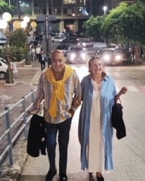 Eva Holubová Instagram - Dobre rano, napsali jste mi do zprav, co vas casto trapi a suzuje. Ja jsem z toho vybrala pro dnesek tema: co delat, kdyz je muj partner porad nasranej, jak se mam zbavit svoji uzkosti, blby nalady, podrazdenosti.. vzdyt se mi vlastne nic nedeje. 

Pozor, nemyslim si, ze jsem DĚD VŠEVĚD nebo Chytra horakyne. Napisu, co si myslim a jak to oraktikuju ja. Mam velkou vyhodu ve vire. Nevim, jestli se modlim spravne , jak se ma, ani nevim, jak se ma, v tomto budu chyba v systemu. Moje vira vychazi z judaismu a krestanstvi, Buh neni pro mne podstatne jmeno, neperzonifikuju si ho, je neuchopitelny pro mou mysl , jako nekonecno a vecnost. Presto v neho verim natolik, ze k nemu mohu mluvit. Je to dar. A to je pro mne modlitba. Zacinam prosbou, at mne neuvede v pokuseni malovernosti, alibismu, zavisti, zarlivosti. Prosim i o dar velkorysosti a odpusteni, to jde hur, ale ochutnala jsem to. Kdyz zjistim, ze svuj zivot zavistive porovnavam s druhymi, okamzite vzpomenu na slova moji maminky NEPRECENUJ, CO MAS, NEPODCENUJ, CO NEMAS. Muj otec Vacik rika “je to jednoduche, neni to snadne”. Prosla jsem si spoustou svizelnych situaci, zanechaly sramy, ale dost na to, ze nekdy zaboli, snazim se je prehodit a zjednodusit na pribehy s dobrym koncem a bagatelizovat je. To utrpeni schazuju, proste k zivotu patri, stalo me uz dost sil. Kamaradim s kazdym, komu verim, ale specialne se obklopuju lidmi, kteri mi jsou vzorem, medituju o samote. Jak na svuj tezky den jdete vy? Piste klidne do zprav, anonymne to jsem prsknu pro ostatni.