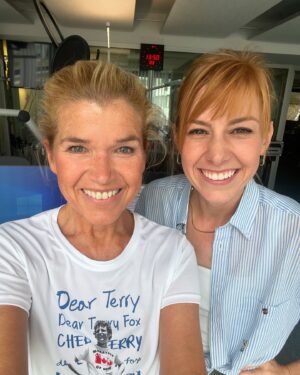 Eva Schulz Instagram - Kneift mich mal 🥹 Anke Engelke war zu Gast bei Deutschland3000! 

Im Team sprechen wir von „Grabegästen“: Leute, die wir uns schon lange wünschen, die aber aufgrund ihrer vollen Terminkalender oder von PR-Strategien oder Verträgen oder oder oder absagen. Also fragen wir immer mal wieder, „graben“ an ihnen und ihren Managements herum in in der Hoffnung, dass es eines Tages klappt. Versteht mich nicht falsch – ich nehme niemandem eine Absage übel. Ich muss selbst oft Einladungen ablehnen. Aber umso schöner ist es ja, wenn es dann endlich klappt.

Die gute Stunde mit Anke Engelke war eine sehr besondere. Weil ich sie mir schon so lange als Gast gewünscht hatte, dass sich wirklich viele Fragen angesammelt hatten. Weil es in dem Gespräch Momente gab, die uns beiden unangenehm waren, und wir trotzdem weiter gemacht haben. Vor allem aber, weil sie sich wirklich darauf eingelassen hat und wir laut miteinander nachdenken konnten, man sie dadurch tatsächlich ein Stück besser kennenlernt.

Gerade genieße ich in vollen Zügen und mit etwas Wehmut diesen Spätsommer, freue mich aber zugleich auf den Herbst, denn: Wir haben einen Lauf! Für die kommenden Wochen haben noch mehrere „Grabegäste“ zugesagt. Also abonniert am besten jetzt schnell #Deutschland3000, aktiviert die Glocke / Benachrichtigungen in eurer Podcast-App und legt schonmal die Deutschland3000-Socken raus …