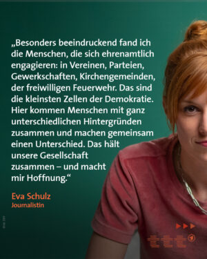 Eva Schulz Instagram - „Deutschland, warum bist du so?“ lautet der Titel eines neuen Politikformats mit Eva Schulz. Mit Blick auf die bevorstehenden Wahlen in den ostdeutschen Bundesländern beleuchtet das Format die aktuelle politische Lage in Thüringen, Sachsen und Brandenburg. In jeder Folge besucht Schulz unterschiedliche Regionen, spricht mit AfD-Sympathisant:innen sowie deren Gegner:innen und bietet fundierte Hintergrundinformationen zu den politischen Spannungen, die Deutschland derzeit beschäftigen.

In Thüringen, wo die AfD unter Führung von Björn Höcke in den Umfragen weit vorne liegt, geht Eva Schulz der Frage nach, wie die Menschen wirklich über den umstrittenen Politiker denken. 

Auch in Sachsen, wo die gesellschaftliche Spaltung besonders deutlich wird, zeigt Schulz die tiefen Gräben, die das Bundesland durchziehen. Bei einer Montagsdemo in Bautzen und in Gesprächen mit jungen Menschen, die teils AfD-Mitglieder, teils Opfer von Rassismus sind, wird klar, wie komplex die Situation ist. Nicht alle wollen mit Schulz sprechen. „Dass wir Medien in einigen Teilen der Bevölkerung massiv an Vertrauen verloren haben, war mir bewusst. Aber das habe ich so zum ersten Mal erlebt“, beschreibt Schulz ihre Begegnungen.

Sie besucht auch Brandenburg, das als „Deutschlands neue Boomregion“ bezeichnet wird. Trotz beeindruckender wirtschaftlicher Erfolge wie dem Tesla-Werk stehen viele Menschen im Land einem massiven Strukturwandel gegenüber, der Unsicherheit und Ängste auslöst.

Wir haben euch den Link zu den Filmen in unserer Bio verlinkt!
.
@evaschulz @zdfmediathek @ardmediathek 
.
.
#evaschulz #ostdeutschland #deutschland #wahl #afd #rechtsextremismus #ttt #titelthesentemperamente