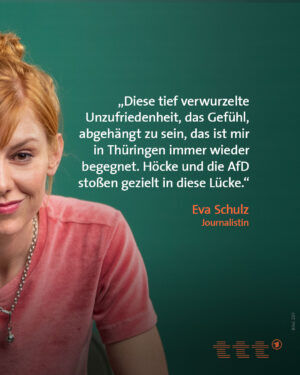 Eva Schulz Instagram - „Deutschland, warum bist du so?“ lautet der Titel eines neuen Politikformats mit Eva Schulz. Mit Blick auf die bevorstehenden Wahlen in den ostdeutschen Bundesländern beleuchtet das Format die aktuelle politische Lage in Thüringen, Sachsen und Brandenburg. In jeder Folge besucht Schulz unterschiedliche Regionen, spricht mit AfD-Sympathisant:innen sowie deren Gegner:innen und bietet fundierte Hintergrundinformationen zu den politischen Spannungen, die Deutschland derzeit beschäftigen.

In Thüringen, wo die AfD unter Führung von Björn Höcke in den Umfragen weit vorne liegt, geht Eva Schulz der Frage nach, wie die Menschen wirklich über den umstrittenen Politiker denken. 

Auch in Sachsen, wo die gesellschaftliche Spaltung besonders deutlich wird, zeigt Schulz die tiefen Gräben, die das Bundesland durchziehen. Bei einer Montagsdemo in Bautzen und in Gesprächen mit jungen Menschen, die teils AfD-Mitglieder, teils Opfer von Rassismus sind, wird klar, wie komplex die Situation ist. Nicht alle wollen mit Schulz sprechen. „Dass wir Medien in einigen Teilen der Bevölkerung massiv an Vertrauen verloren haben, war mir bewusst. Aber das habe ich so zum ersten Mal erlebt“, beschreibt Schulz ihre Begegnungen.

Sie besucht auch Brandenburg, das als „Deutschlands neue Boomregion“ bezeichnet wird. Trotz beeindruckender wirtschaftlicher Erfolge wie dem Tesla-Werk stehen viele Menschen im Land einem massiven Strukturwandel gegenüber, der Unsicherheit und Ängste auslöst.

Wir haben euch den Link zu den Filmen in unserer Bio verlinkt!
.
@evaschulz @zdfmediathek @ardmediathek 
.
.
#evaschulz #ostdeutschland #deutschland #wahl #afd #rechtsextremismus #ttt #titelthesentemperamente
