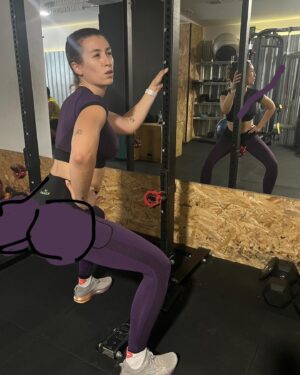Eva Soriano Instagram - TODO EN REGLA

Subo estas fotos porque estoy en mi semana del dragón, la semana del dragón ese ese momento en el mes en el que no estás ni en post regla, ni premenstural, ni menstruando como satanás.
Es esa semana en la que tienes fuerza, tienes aguante y tienes la confianza como para levantar un camión.
Es esa semana en la que tu cuerpo se muestra tal y como es, sin inflamaciones, sin retenciones… ONLY YOURE BODY B*TCH. 
Así que abracemos la semana del dragón, recordando de que independientemente en que día estés, eres una potra bella y bien regia.
OSKM mamachongas.♥️♥️

Pd: las fotos tienen un pelín de retoque pero es solo para mejorar la luz, besis.