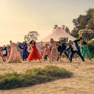 Eve Hewson Instagram - Anything that feels this good… must be ILLEGAL, must be IILLLEEEGGAALLL!!!! 🎶💃🏻

We got so lucky working on this perfect job with the perfect people. And that dance that we ALL objected to (except for Liev) ended up being the last moment and the best moment we shared together. ❤️❤️❤️

I love you, my Winbury family… we’ll always have Nantucket 🦞🥂🍰👰🏻‍♀️👙💍💃🏻🦈👒💛

@netflix @perfectcouplenetflix