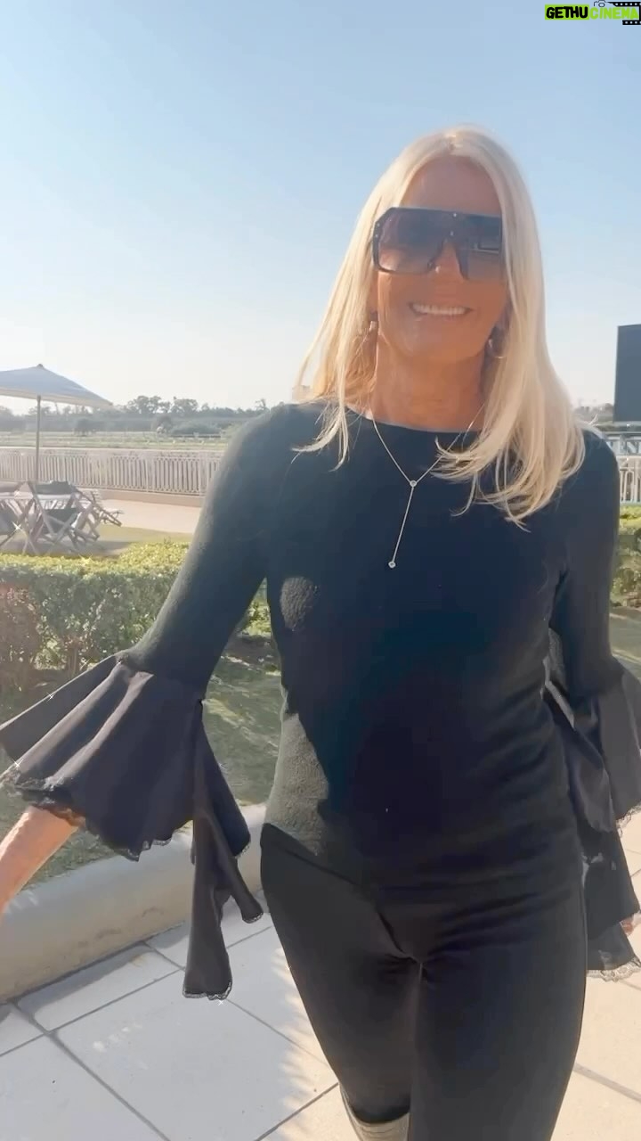 Evelyn Scheidl - 6K Likes - @adrianacostantini eligio el @hipodromopalermo para presentar su colección primavera -verano
Yo elegi el total black que me encanta!
Sweater @leticiacarossella
Pantalon @adrianacostantini
Botas vintage de Botticelli
Anteojos @teresacalandraanteojos
Peinado @alvarezpalazzo
Gracias @adhrianschmidt gran filmaker
Hoy es un dia ideal para quedarse en casa viendo películas
Muy buen finde !! Son muy amorosas con sus mensajes
Muchísimas gracias 🍀🍀🍀