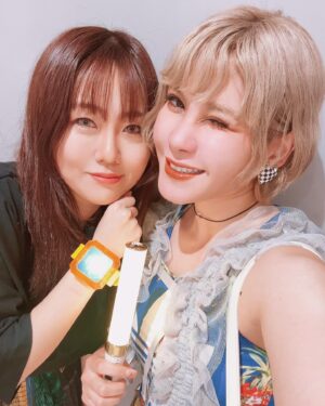 Fairouz Ai Instagram - たいちょーと #キンドラ 浴びてきました
声優やっててよかったってくらい本気でアフレコできた
何より、あの………わたし…
高田馬場ジョージのこと応援してて本当に心から良かった…もうこれに尽きる…
ジョージのカラーのパインイエローをイメージして🍍柄の服と概念ジョーカーを着けたジョイ💛

たいちょーマジでありがとうね
一緒にバルト9に住もう

#大地葉
#fairouzai
#ファイルーズあい
