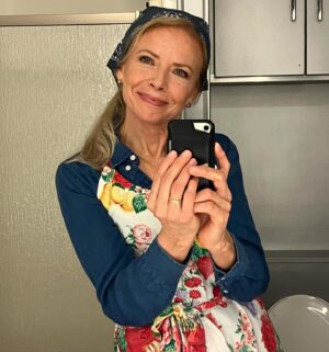 Faith Ford Instagram - Hey y’all! Just a quick #bts selfie of Mama Marilyn, my character in #theengagementplan , streaming now on @greatamericanpureflix and coming soon on @greatamericanfamily We had so much fun shooting this film! Such a sweet story! Great cast! @thetedmcginley #juddnelson @evalarue @schumacher_jack  @mialuciapollini @ericlutzofficial @emtopp Hope you all enjoy watching as much as we all did making it!🙌🏼 Have a great Labor Day weekend! 🍿🎉♥️