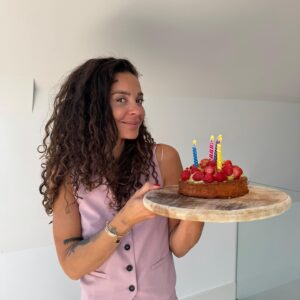 Fajah Lourens Instagram - Hoera! Killerbody bestaat vandaag 4 jaar! 🎉
Het bedrijf wat ik bedacht tijdens mijn DJ-carrière, omdat ik nooit een gezonde snack kon vinden bij tankstations. Toen we van start gingen, was er slechts één concurrent Barbells, maar inmiddels zijn proteïnerepen niet meer weg te denken uit de schappen.

Wat Killerbody uniek maakt, is onze focus op vrouwen. Dit jaar lanceren we een uitgebreide vrouwenlijn, inclusief een voedingsapp die vrouwen helpt om te eten volgens hun cyclus of tijdens de overgang. Dit wordt steeds belangrijker in de huidige tijd. We zien steeds beter hoe levensstijl invloed kan hebben op de cyclus en de overgang, en dat vind ik een prachtige ontwikkeling.

Als vrouw die zelf richting de overgang gaat, voelt het als een voorrecht om producten te ontwikkelen die vrouwen empoweren, hen in hun kracht zetten en inspireren. Volgende week start mijn theatertour, een bijzonder onderdeel van mijn missie om deze boodschap uit te dragen.

Ik ben enorm trots op wat we de afgelopen jaren hebben neergezet en kijk uit naar wat de toekomst voor Killerbody in petto heeft! 💪✨