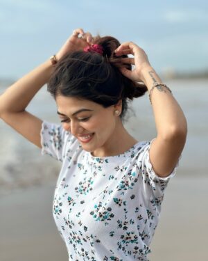 Falaq Naaz Instagram - Beachhhhh Beachhhhh me❤️
.
.
.
#falaqnaaaz #foryou #2024 #beach #september #love