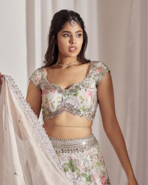Faria Abdullah Instagram - Aankhon ki Gustaakhiyan are on purpose, please do not maaf at all. Thank you. 
.
.
.
.

Styled by : @aishwarya128
Outfit : @anushareddy_couture
Jewellery: @the_jewel_gallery
Assisted by: @ashrithamudumbai
Make up: @anushalimakeup 
Shot by: @arifminhaz