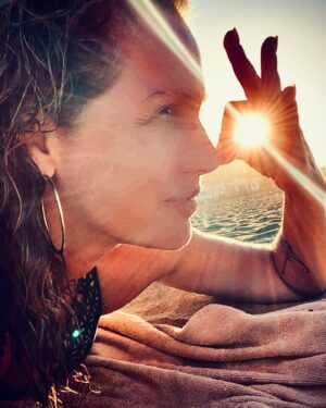 Felicitas Woll Instagram - Ich hab das Licht 🌞😄 #catchthelight #sunset #capricorn  habt einen schönen Sonntag 🙋‍♀️