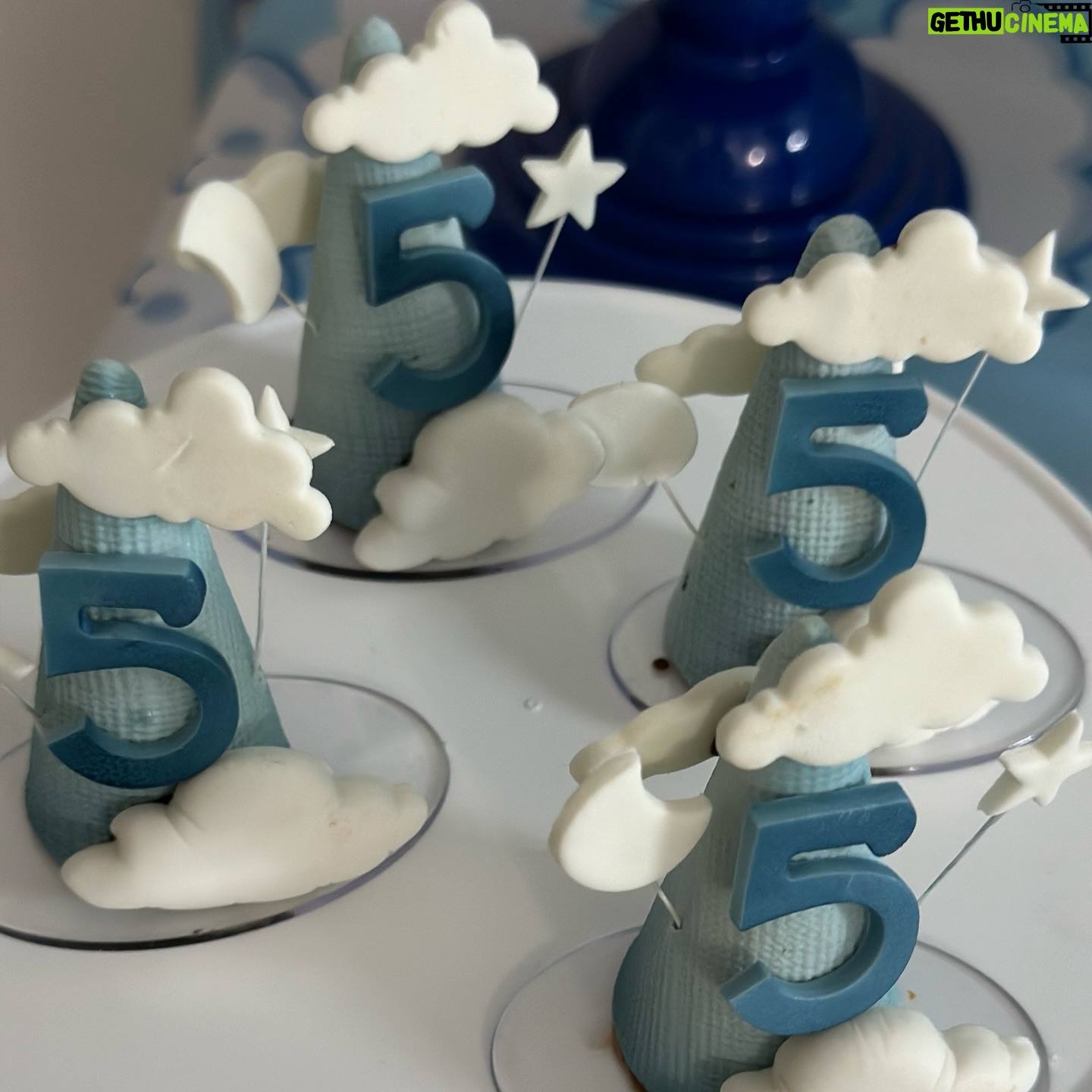 Fernanda Medrado - 3 Likes - Bday @joshmedrado FESTA DO PIJAMA ☁️
Os 3 irmãos no topo do bolo afff que mágico 🛏️
MDS A ÚLTIMA FOTO ESSE BOLO DOS SONHOS
tudo criação da @noemycaangi ÍCONE