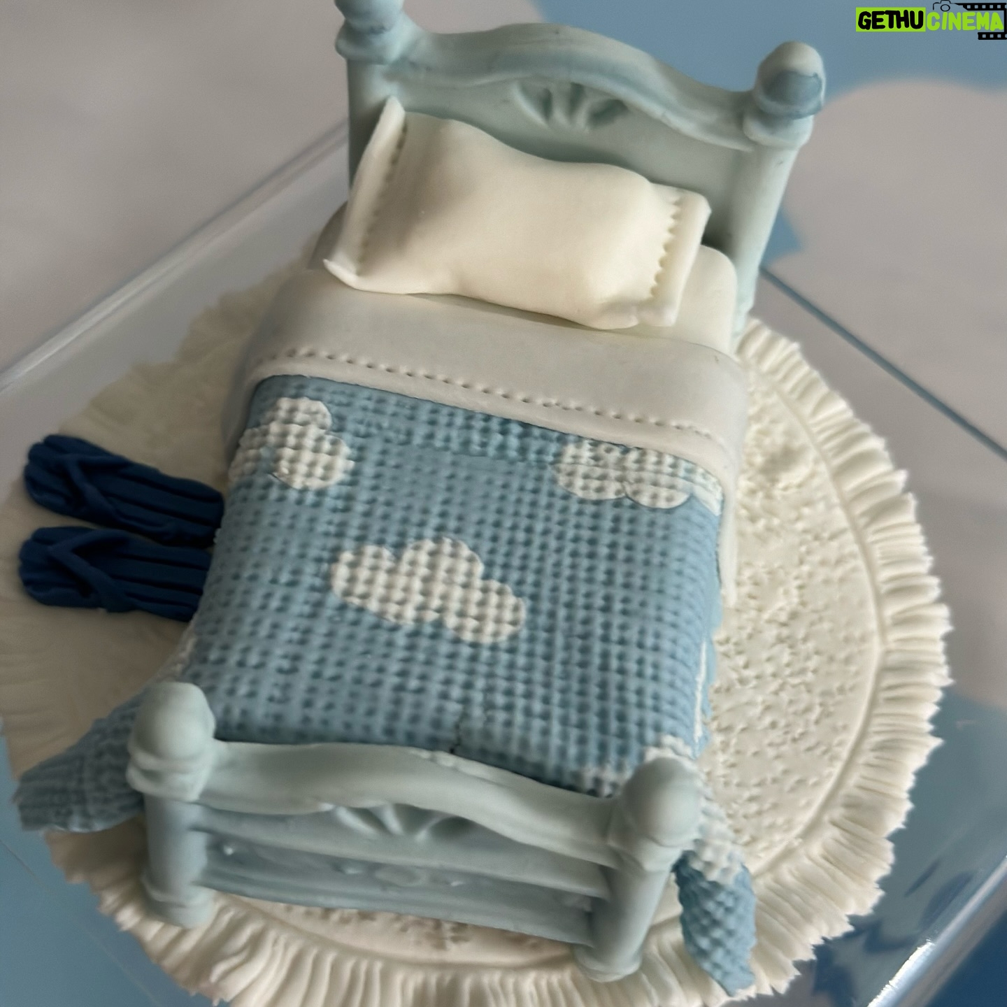 Fernanda Medrado - 3 Likes - Bday @joshmedrado FESTA DO PIJAMA ☁️
Os 3 irmãos no topo do bolo afff que mágico 🛏️
MDS A ÚLTIMA FOTO ESSE BOLO DOS SONHOS
tudo criação da @noemycaangi ÍCONE