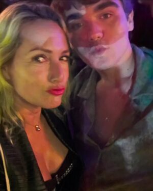 Fernanda Serrano Instagram - E pronto… ontem, fui outra vez levada por este miúdo lindo para uma festa cheia de música, luz e cor! Family friends get together! Tão bom… @yard.pt #filhodamae