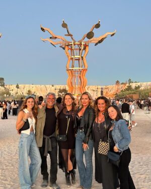 Fernanda Serrano Instagram - E pronto… ontem, fui outra vez levada por este miúdo lindo para uma festa cheia de música, luz e cor! Family friends get together! Tão bom… @yard.pt #filhodamae