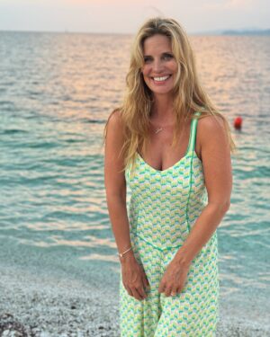 Filippa Lagerbäck Instagram - Una serata perfetta, in spiaggia. 🩵 
.

[da @bagni.padulella atmosfera unica!]