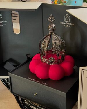 Florence Kwok Instagram - 琴晚真係好開心好surprised 
蛋糕好靚
好有儀式感
條絲帶好miss Hong Kong
立馬穿越1992加冕一樣
D禮物好有心思，好like
接下來，比心機拍好個短劇
錫好媽咪
努力工作、愛好自己
Double Five 大一歲好嘢👏🏿
#happybirthday 🎂