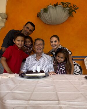 Florencia de Saracho Instagram - Hoy hace dos semanas festejamos tu cumple 85 y hoy hace una semana te dormiste para siempre.  Me hubiera encantado decirte tantas cosas, primero que nada agradecerte por haberme tratado como una hija y decirmelo siempre, que yo era tu hija. Por haber educado al mejor hombre que hoy es mi esposo y padre de tus nietos. Gracias por esas historias, por esos recuerdos que nos dejas. Vuela alto alto y cuídanos siempre . Te amamos