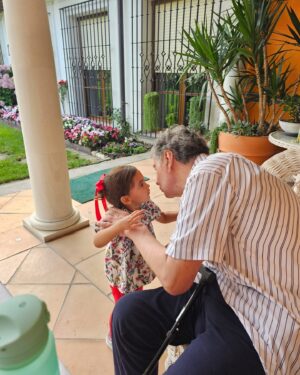 Florencia de Saracho Instagram - Hoy hace dos semanas festejamos tu cumple 85 y hoy hace una semana te dormiste para siempre.  Me hubiera encantado decirte tantas cosas, primero que nada agradecerte por haberme tratado como una hija y decirmelo siempre, que yo era tu hija. Por haber educado al mejor hombre que hoy es mi esposo y padre de tus nietos. Gracias por esas historias, por esos recuerdos que nos dejas. Vuela alto alto y cuídanos siempre . Te amamos