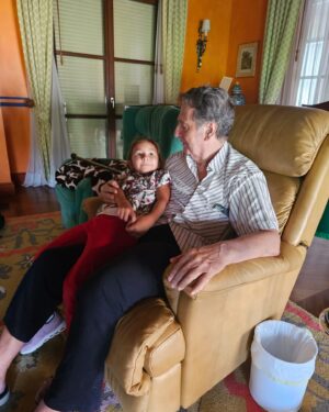Florencia de Saracho Instagram - Hoy hace dos semanas festejamos tu cumple 85 y hoy hace una semana te dormiste para siempre.  Me hubiera encantado decirte tantas cosas, primero que nada agradecerte por haberme tratado como una hija y decirmelo siempre, que yo era tu hija. Por haber educado al mejor hombre que hoy es mi esposo y padre de tus nietos. Gracias por esas historias, por esos recuerdos que nos dejas. Vuela alto alto y cuídanos siempre . Te amamos