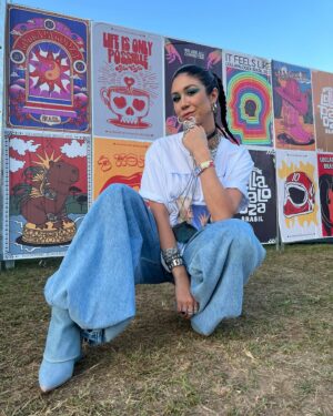Foquinha Instagram - looks de festival: qual seu preferido? ✨ me inspirei na caixinha dos stories e selecionei alguns dos looks e makes que mais amei fazer em festivais nos últimos anos. Nos vemos no Rock in Rio semana que vem? 🖤 #RockinRio