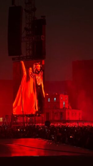 Foquinha Instagram - F*DE F*DE A LARISSINHAAAAA 🗣️ que momento! Veio aí @anitta ao vivo com @theweeknd performando a música deles com sample de @tatiquebrabarraco (será que chama “São Paulo” mesmo?)